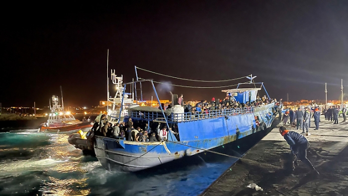 ++ Maxisbarco migranti a Lampedusa, circa 400 su peschereccio ++