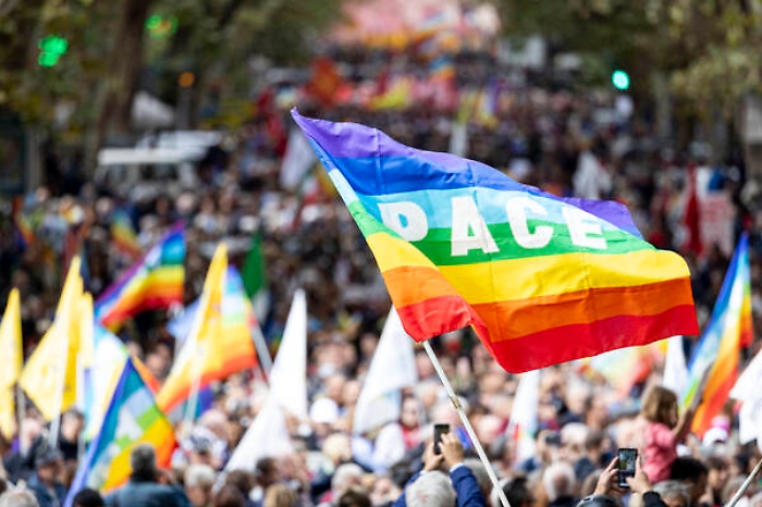 Thousands swarm streets of Rome for peace rally - Corteo per la pace a roma