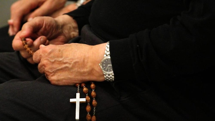 prete-sacerdote-parroco-ansa-2