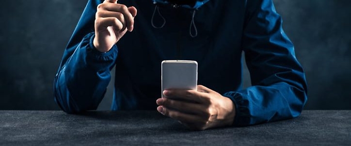 stalking-smartphone-GI-864900254 jpg