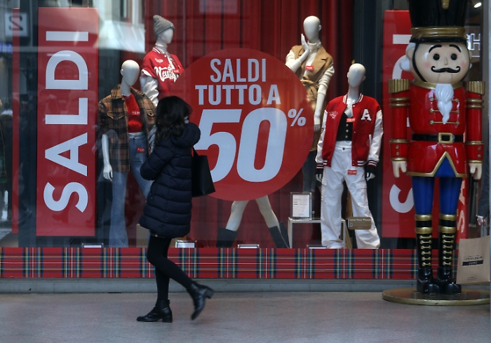 Saldi: Confcommercio, il 65% dei consumatori far&agrave; acquisti