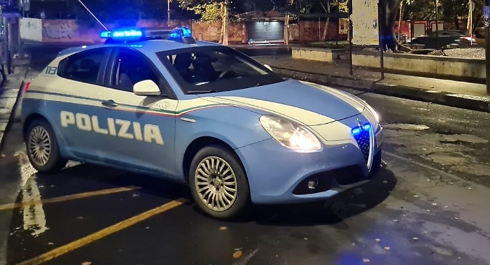 ARMATO DI CHIODI MOLESTA E MINACCIA I PASSANTI, 35ENNE DENUNCIATO DALLA POLIZIA DI STATO