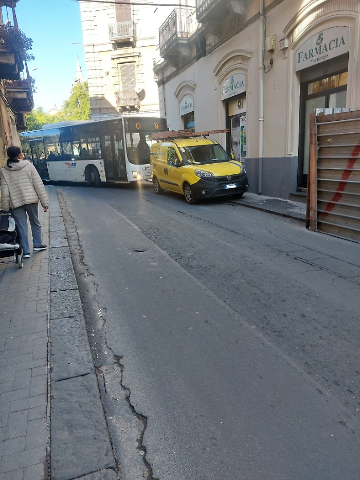 Catania, Piazza Cavour. Traffico bloccato per un posteggio inopportuno.