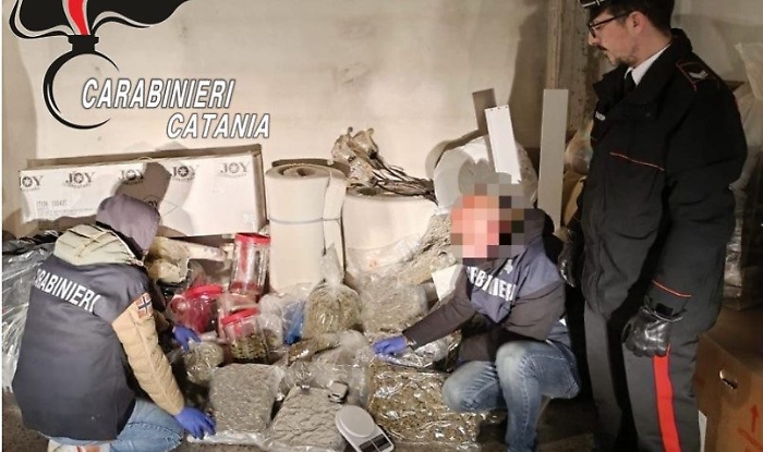 Deposito della droga scoperto in un garage a Nesima: un arresto