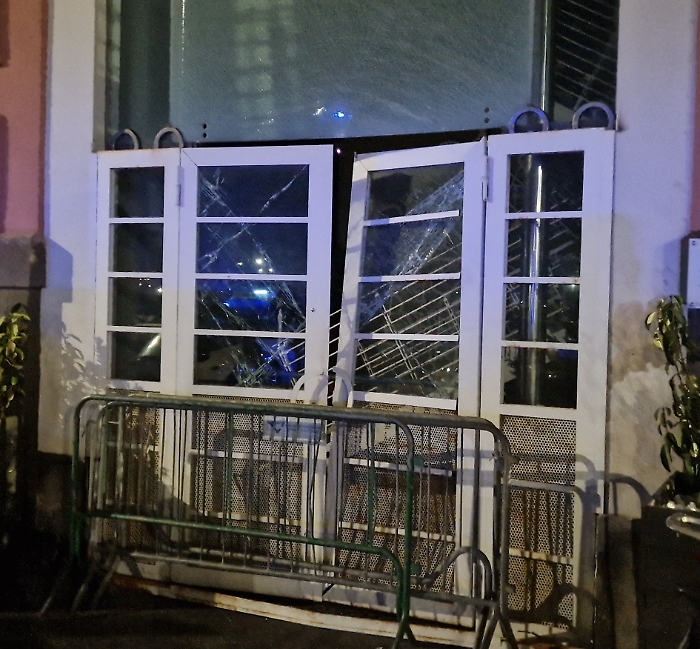 IN-STATO-DI-EBREZZA-DANNEGGIA-LA-PORTA-DINGRESSO-DI-UNA-NOTA-DISCOTECA-A-CATANIA.1