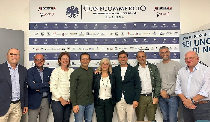 Il presidente Chiaramonte con il direttivo