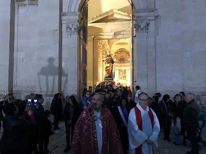 L'uscita della processione con il simulacro di Santa Lucia 2023