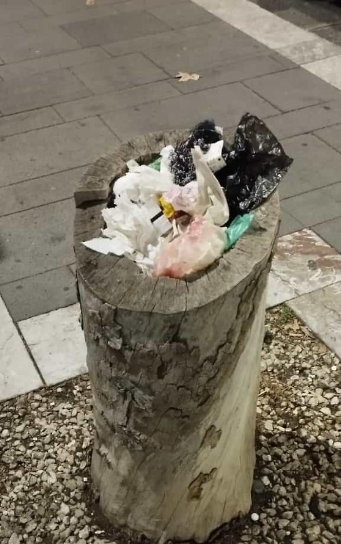 Originale cestino della spazzatura nel centralissimo corso Italia altezza Swarovski