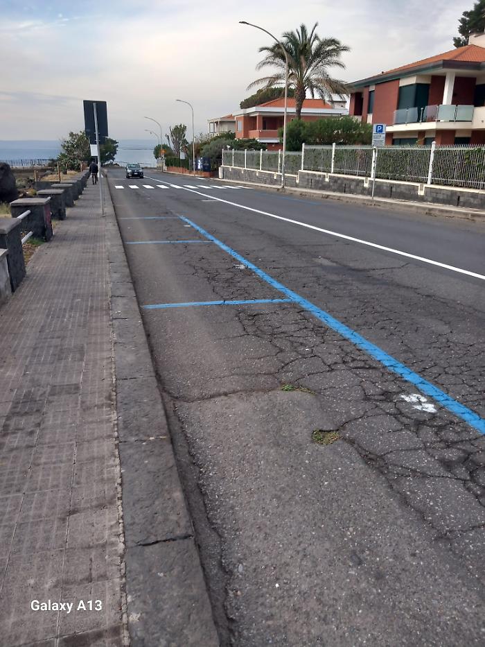 Spariti i dossi di rallentamento alla scogliera....la strada &egrave; tornata ad essere un autodromo...pericolosissimo attraversare la strada....