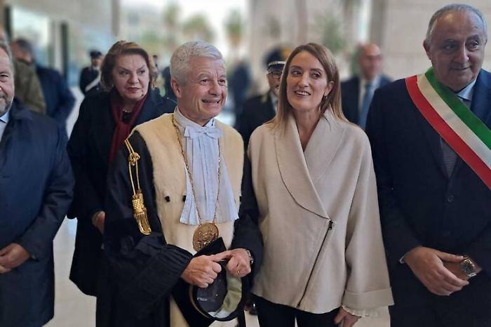 La presidente del Parlamento Ue,  Roberta Metsola con il rettore dell'Universit&agrave; di Palermo Midiri