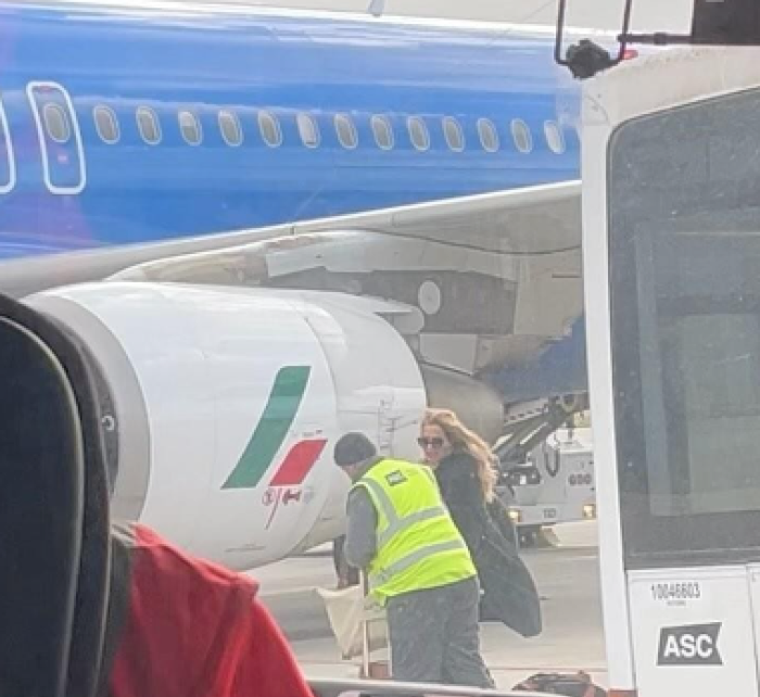 Valeria Marini in aeroporto a Palermo