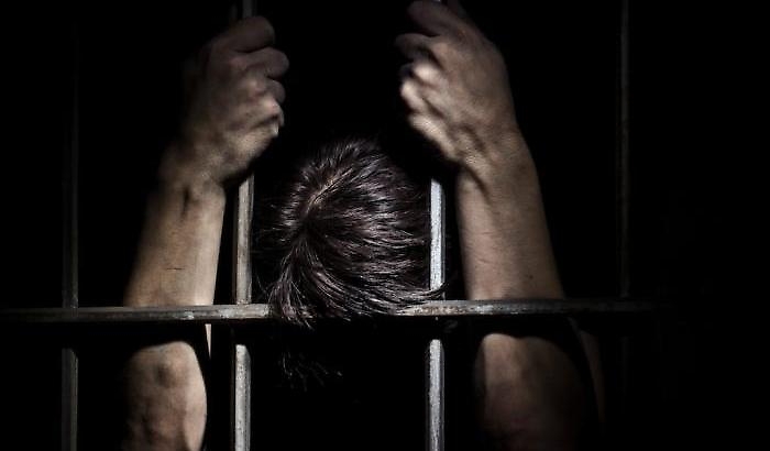 033C59-uomo-in-carcere