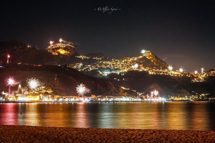 Capodanno vista dalla spiaggia di Giardini Naxos. Taormina, Castelmola. Foto Alfio Sgroi