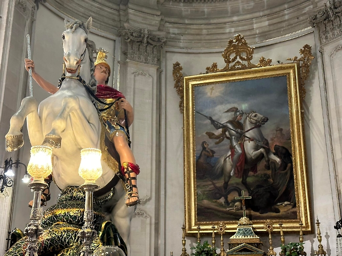 Il simulacro di San Giorgio esposto nel transetto