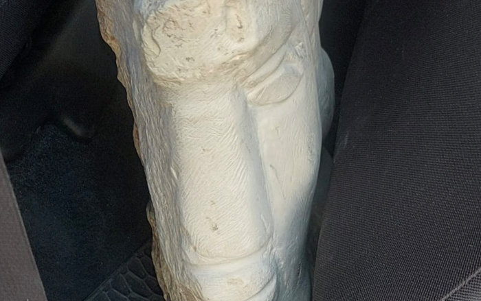 Una delle statue rubate