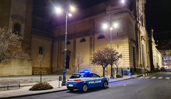 CALTAGIRONE-PRESO-MENTRE-RUBA-IN-UNA-FERRAMENTA-33ENNE-ARRESTATO-DALLA-POLIZIA-DI-STATO