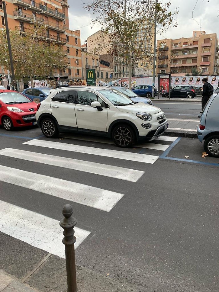 Corso Italia Catania. La normalit&agrave; &egrave; parcheggiare sulle strisce pedonali.