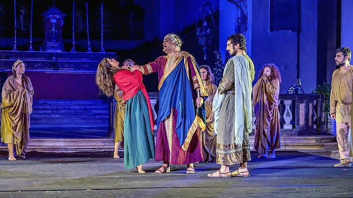 D-Davide-Sbrogio-Quinziano-con-le-mani-sulla-gola-di-Cecilia-Guzzardi-Agata-e-sullo-sfondo-il-Coro.-Ph.-Santo-Consoli