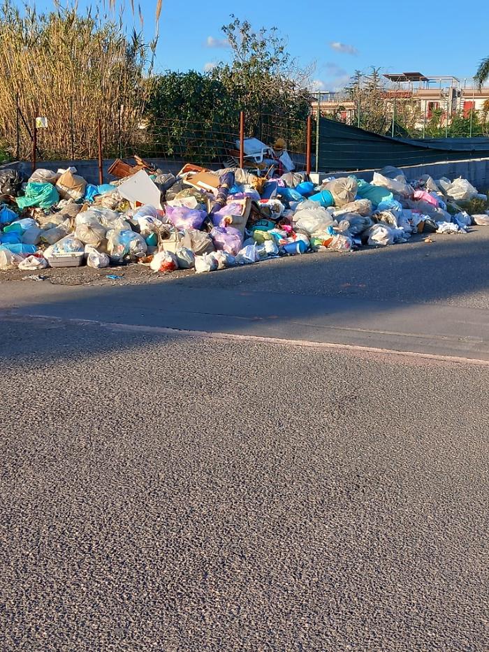 Fondachello, questo &egrave; il centro raccolta rifiuti, davanti al complesso River Plate, puzza e topi...vergogna