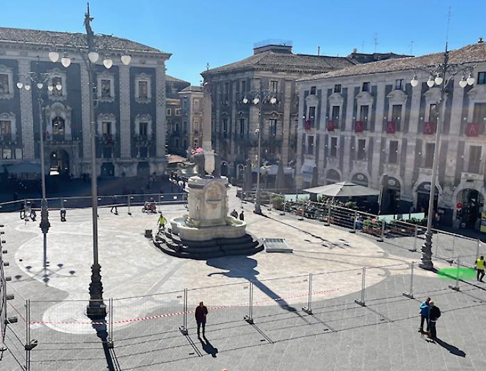 Lavori di pavimentazione per la fontana dell'Elefante in piazza Duomo a Catania