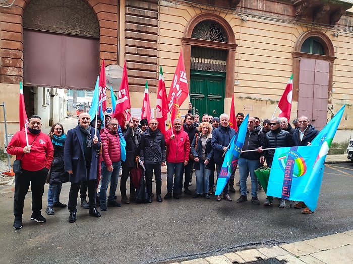 Manifestazione davanti alla Prefettura