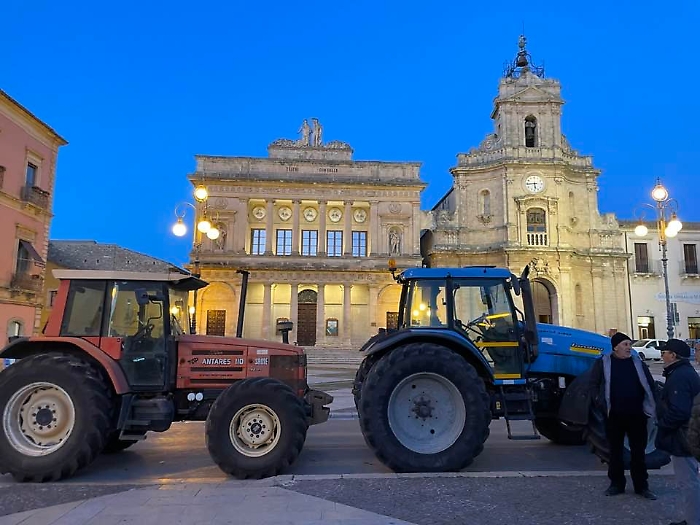 Trattori in piazza a Vittoria