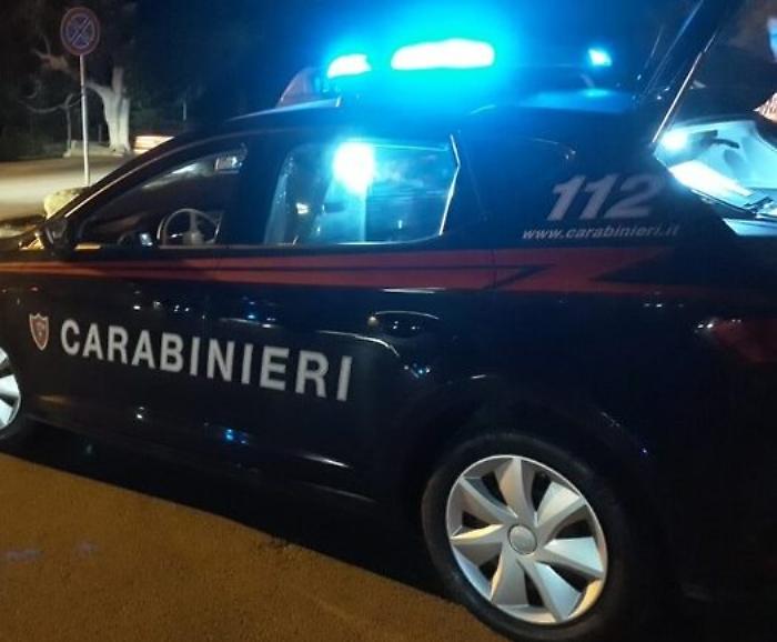 Il lancio della busta non passa inosservato, un 20enne nei guai