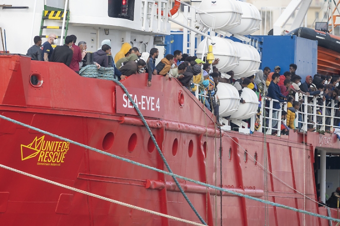 Migrants: the Sea Eye 4 ship docks in Trapani