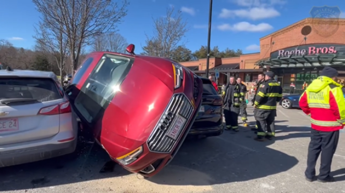 come_ci_e_finita_in_quella_posizione_audi_incastrata_su_un_fianco_tra_due_auto_in_sosta_in_un_parcheggio_640_ori_crop_master__0x0_640x360