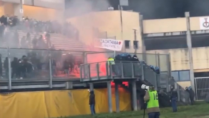 I tifosi del Catania invadono il campo del Padova per rubare uno striscione agli ultras