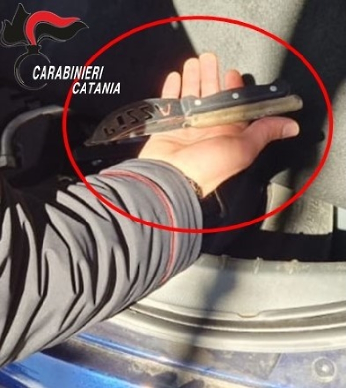 Coltello sequestrato ad un giovane nel Catanese