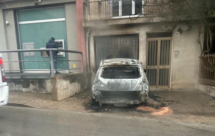 Auto incendiata