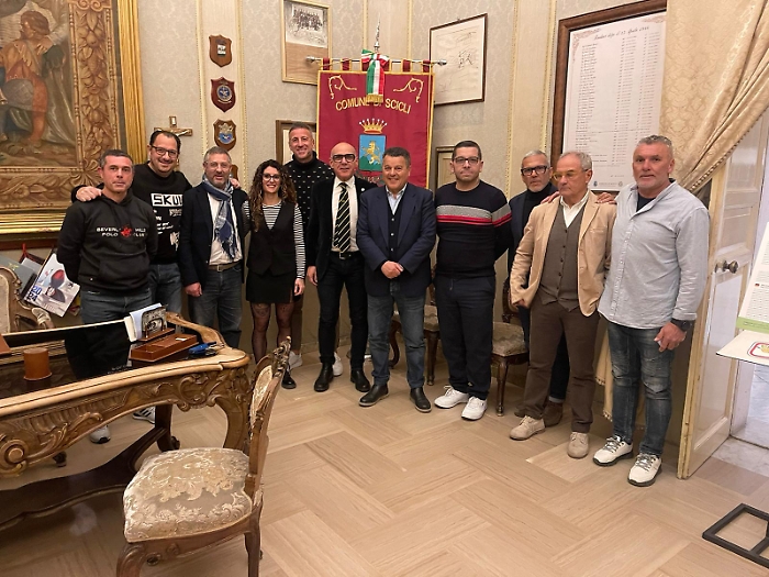 Gli undici arbitri con Cassisi ricevuti al Comune di Scicli