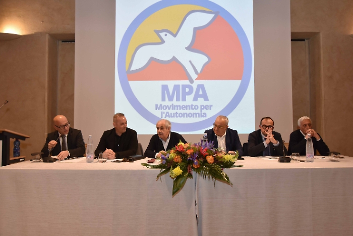 I relatori della conferenza programmatica al centro Raffaele Lombardo