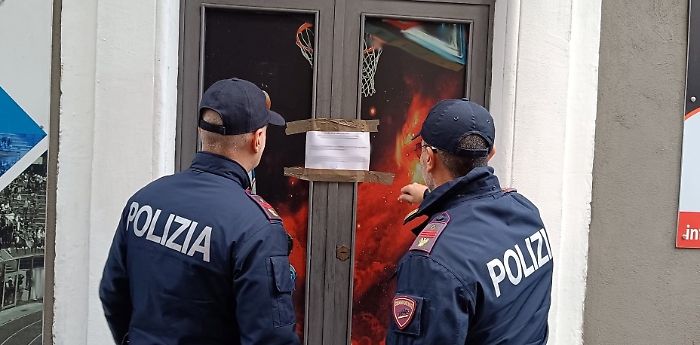IL-QUESTORE-SOSPENDE-LA-LICENZA-DI-UN-CHIOSCO-DEL-CENTRO-STORICO-11