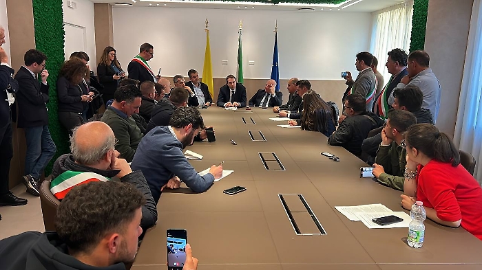 Riunione-assessore-Sammartino-e-agricoltori-siciliani