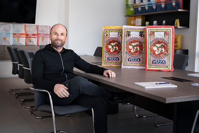 Roberto-Roccasalva-e-i-tre-sacchi-della-Linea-Pizza
