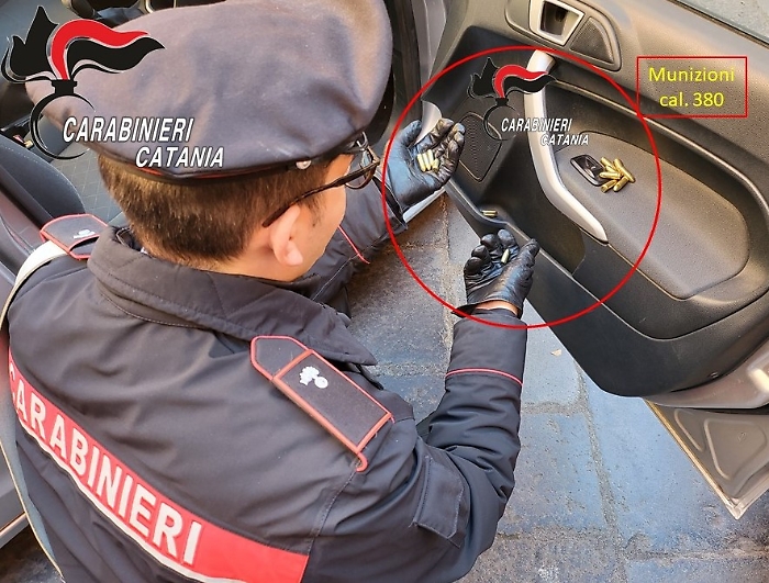 Munizioni trovate a bordo di un suv a Catania: due denunciati