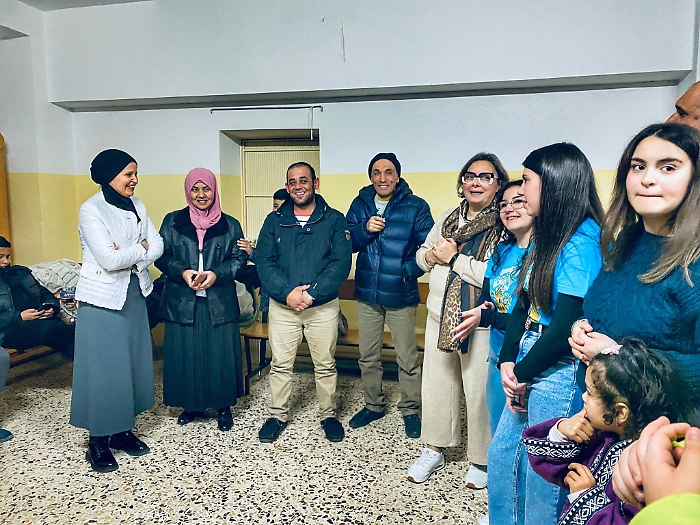 Atlal e Khaled (seconda e terzo da sinistra) insieme ad altre famiglie italiane