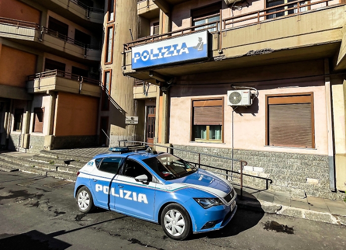 COMMISSARIATO DI ADRANO, DENUNCIA IL FURTO DI UN&rsquo;AUTO CONFISCATA E VIENE DENUNCIATA A SUA VOLTA