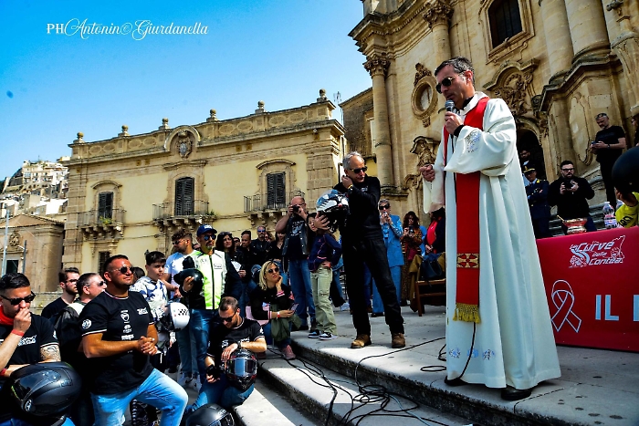 La benedizione dei caschi altra foto