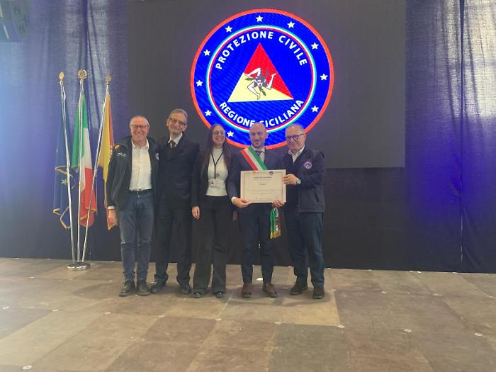 La consegna del riconoscimento al Comune di Vittoria