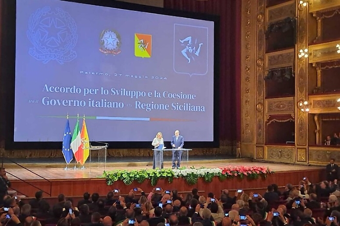 Giorgia Meloni e Renato Schifani alla firma dell'accordo su Fsc