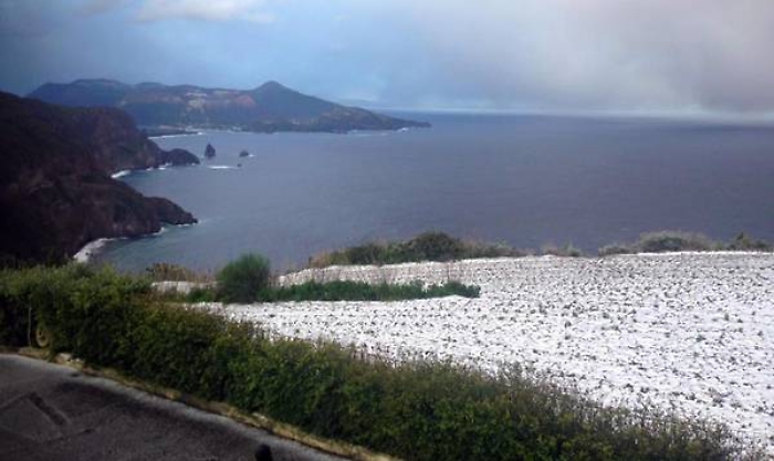 Si tuffa, non torna a riva e scatta l'allarme: trovato in costume e in stato confusione a tarda sera: giallo a Milazzo