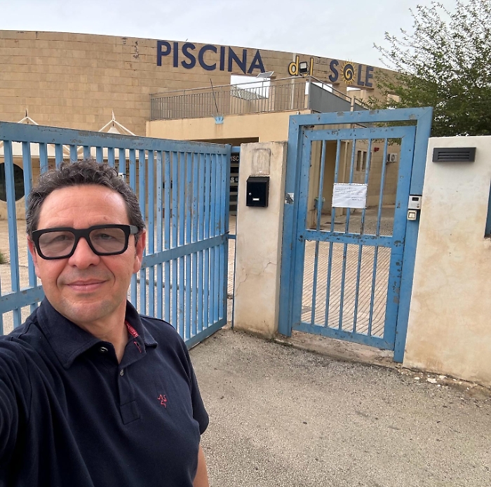 Bellassai dinanzi alla piscina comunale