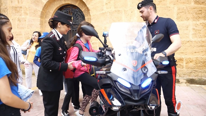 Foto ricordo (studenti Carabinieri per un giorno) (2)