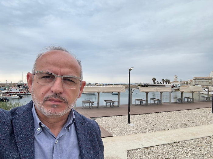 Il consigliere Scuderi in prossimità dell'area interessata a Scoglitti