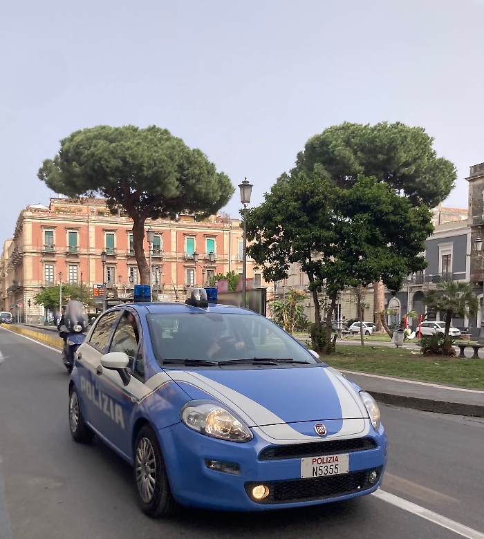 LA SEGNALAZIONE DI UN CITTADINO CONSENTE ALLA POLIZIA DI STATO DI ARRESTARE DUE RUMENI PER FURTO AGGRAVATO ALL&rsquo;INTERNO DELL&rsquo;EX OSPEDALE VITTORIO EMANUELE