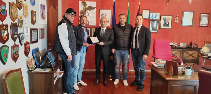 La consegna della targa al questore