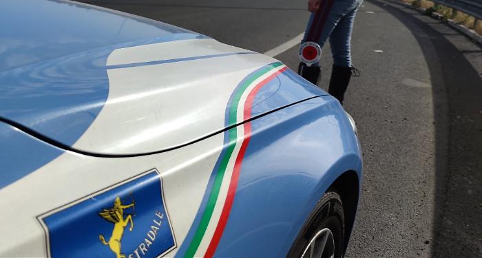 Ubriaca al volante finisce contro il muro di una galleria a Taormina: denuncia e ritiro di patente